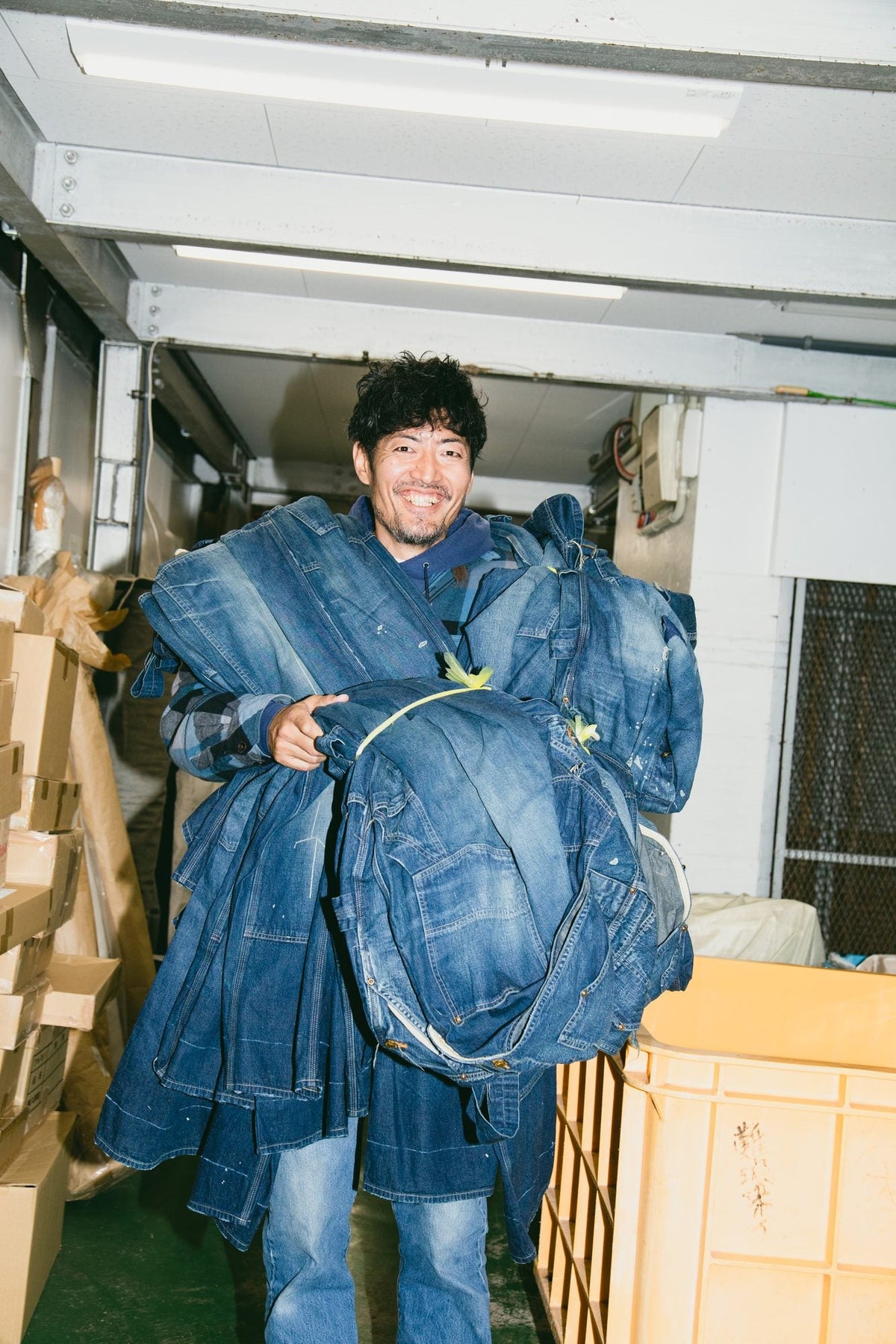 デニムの束を抱える洗い場の職人