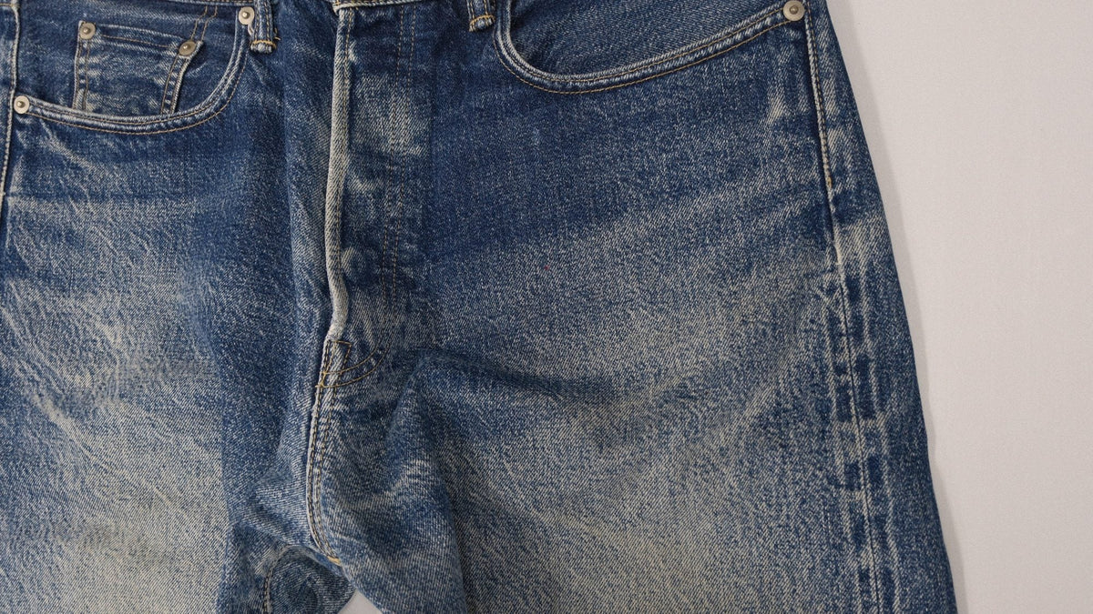 穿き込まれたデニムのヒゲとハチノス
