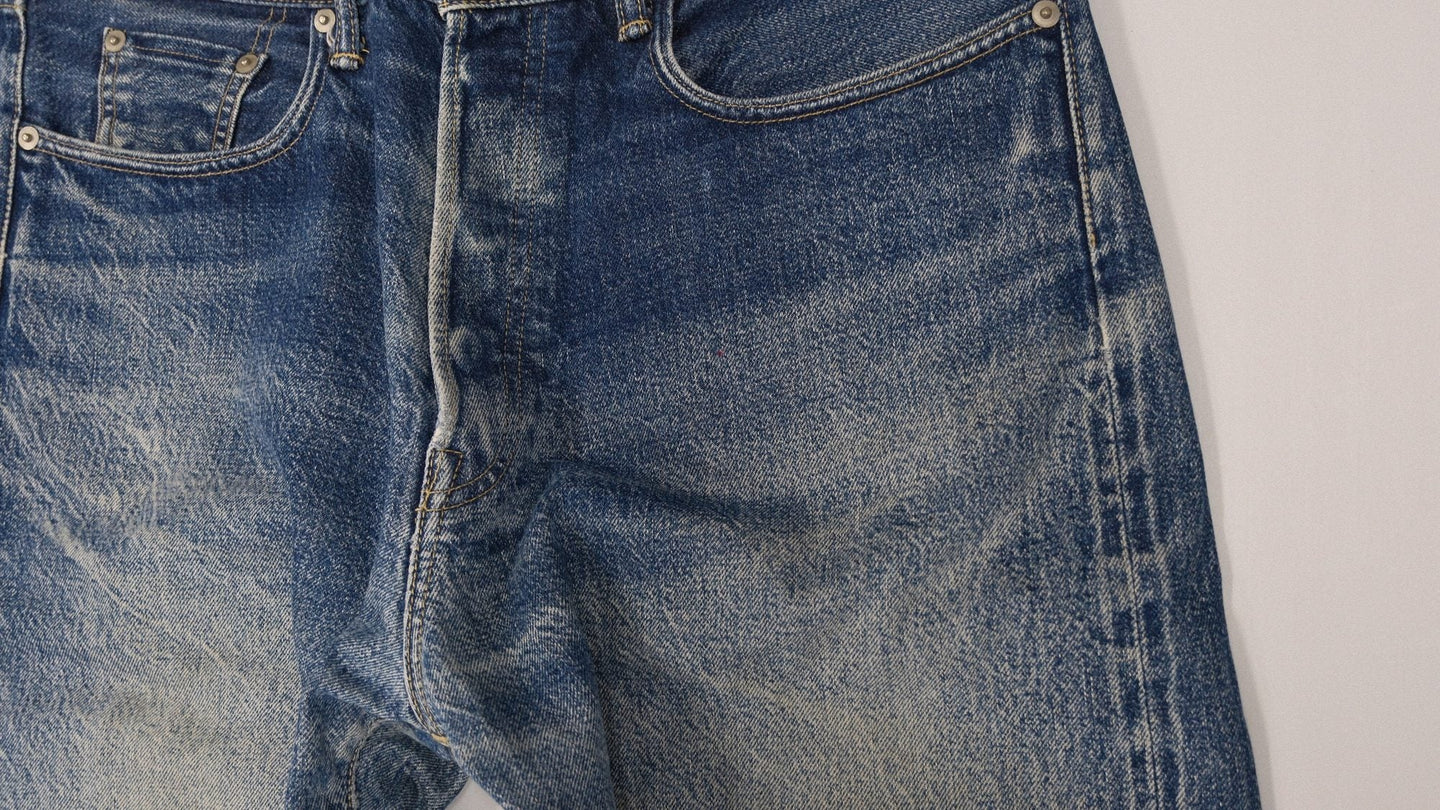 穿き込まれたデニムのヒゲとハチノス