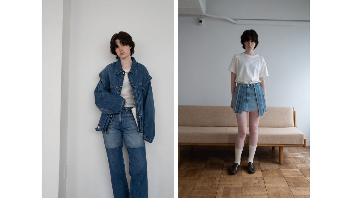 オーバーサイズのデニムジャケットに濃淡を切り替えたデニム、白Tシャツにプリーツのデニムミニスカートを合わせた室内での全身。