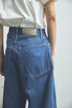 WIDE SPREAD CROPPED SHORTS