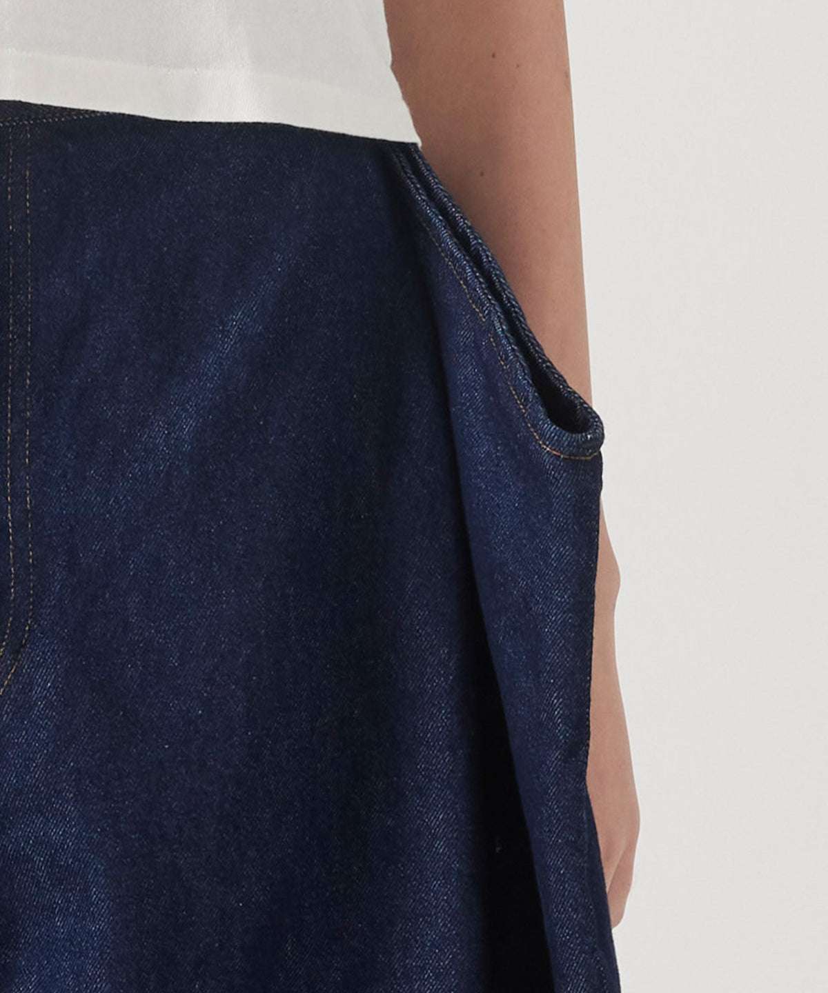 PAPER FOLDING TAPERED DENIM PANTS INDIGO