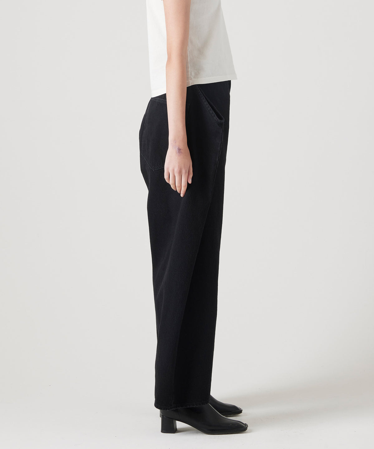 PAPER FOLDING TAPERED DENIM PANTS FADED BLACK